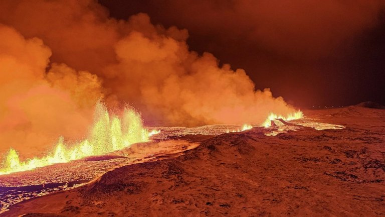 Вулканът в Исландия изригна: Има ли опасност за въздушния трафик (снимки)