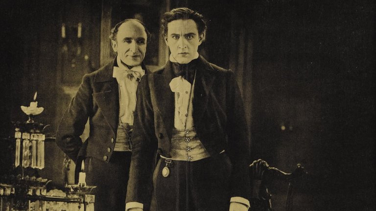 "Д-р Джекил и Мистър Хайд" (Dr. Jekyll and Mr. Hyde, 1920)

Както казахме, в ролята на странния д-р Хенри Джекил в новата "Мумия" е Ръсел Кроу. Той прави чудесна роля, но кой всъщност е д-р Джекил в историята на киното? Хенри Джекил и Еди Хайд е герой с две самоличности от новелата на Робърт Луи Стивънсън "Странният случай на д-р Джекил и Мистър Хайд".

Книгата е адаптирана на кино много пъти, първият път още в зората на киноиндустрията през 1908 година. Онлайн могат да се гледат и версиите от 1912 и 1913-та година. През 1931-ва "Парамаунт" отново филмира историята, с която тогавашната звезда Фредрик Марч печели "Оскар" за най-добър актьор. Но най-добрият филм, препоръчан от критика Крисофър Кемпбъл, е екранизацията от 1920-та година с Джон Баримор. Той е толкова добър в ролята, че всичко след него изглежда като бледо копие...