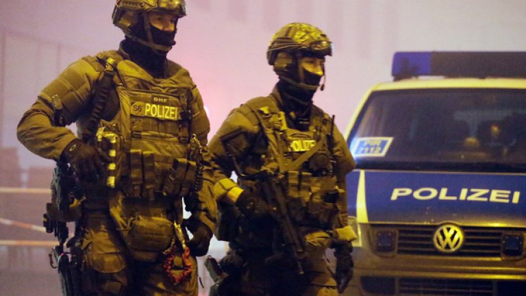 "Уморени сме, но сме много доволни", се казва в туит на полицията в Саксония