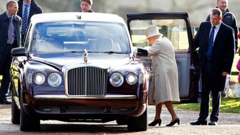 Кралицата се качва в държавната лимузина Rolls-Royce Phantom IV 
