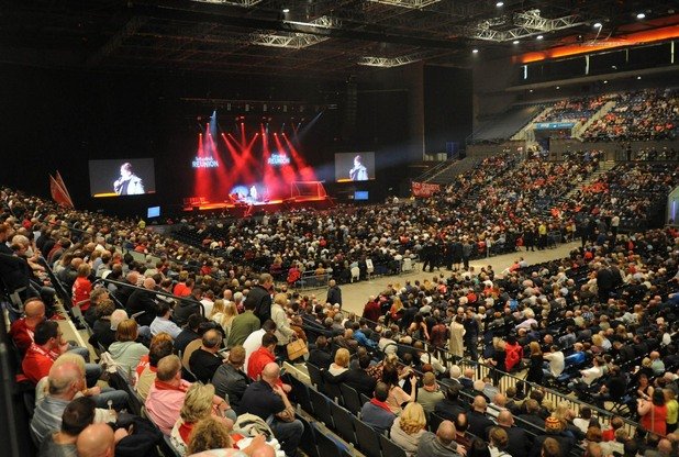 "Ехо Арена" се напълни, като всички 10 000 места бяха разпродадени.