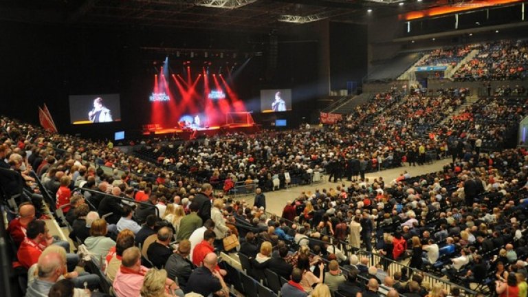 "Ехо Арена" се напълни, като всички 10 000 места бяха разпродадени.