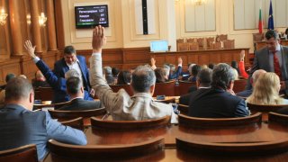 Така и така политиката ни е по-забавна от развлекателната индустрия...