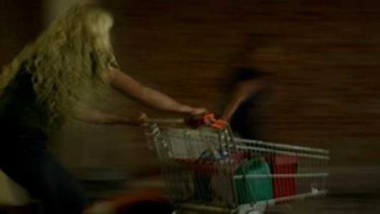 Пиесата "Околовръстното" разказва за последния половин час от живота на героите, чието работно място е ... Околовръстното във вашия град. Постановката е драма по автор, но по настоящем е съдба. Срещаме се с нея в аварийното или я подминаваме с мръсна газ преди да се сблъскаме неизбежно с реалността на този или следващия завой