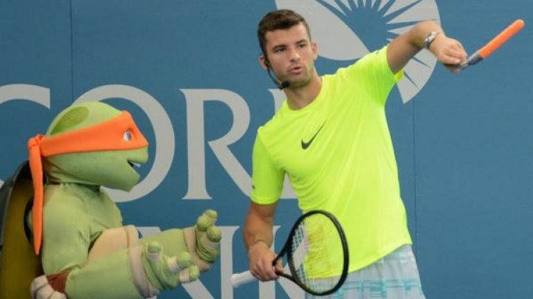 Григор показа умения и с нунджакото на една от костенурките.