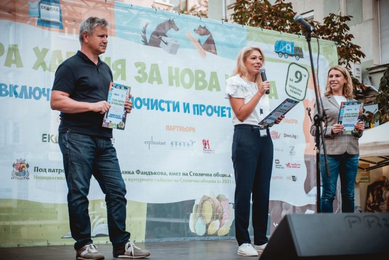 Александър Урманов, изпълнителен директор на „ЕКОПАК България“, Виктория Бисерова, управител на Книжен център „Гринуич“, и Десислава Билева, заместник-кмет в направление „Зелена система, екология и земеползване“ към Столична община