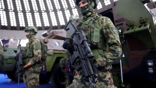 Сърбия ще връща задължителната казарма