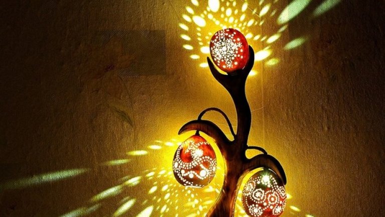 Той тества лампите с дни, за да се увери, че топлината на крушките и дървото са съвместими