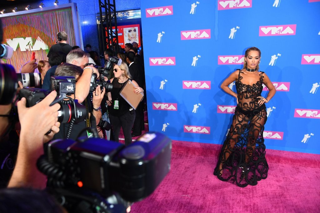 Рита Ора

Запомняща се е и черната прозираща рокля на Jean Paul Gaultier, която изпълнителната Рита Ора носеше при раздаването на музикалните награди на MTV пред 2018 г.