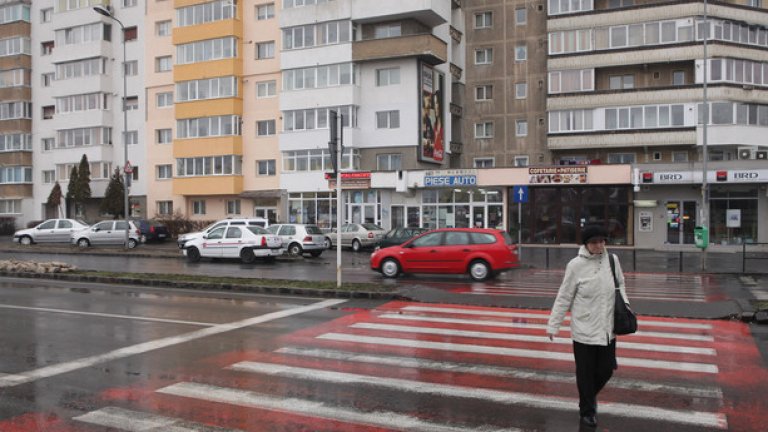 Панелките в румънската столица сменят цветовете