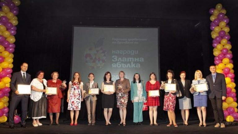 Наградите "Златна Ябълка" са отличие за приноса на хора и организации, които с работата си са допринесли за защита на правата и подобряване на благосъстоянието на децата в България