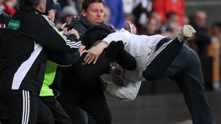 Моментът, в който фенът на Хартс се нахвърли върху Ленън