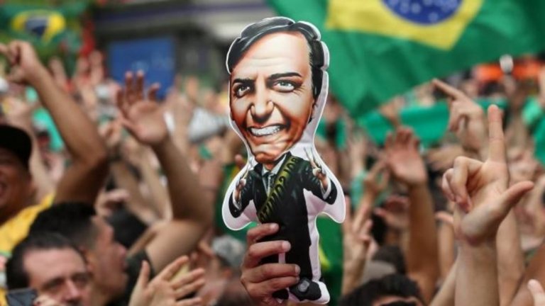 Същевременно обещанията за справяне с престъпността в Бразилия му печелят множество привърженици.