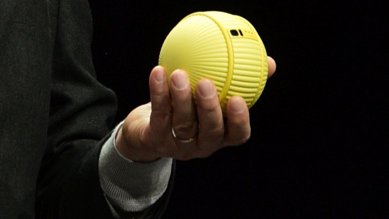 Прилича на топка на тенис, но разполага с изкуствен интелект и се предполага, че ще е полезен помощник у дома - това е Ballie на Samsung.