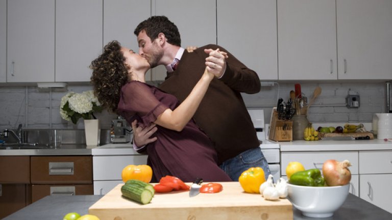 1. В кухнята
Кухнята е абсолютното централно място на семейния живот - тя е поле на неравностойни битки, на жестоки скандали, на приятни закуски, драматични вечери и терен за вземане на важни семейни решения. В същото време това е най-подходящото място за правене на секс - най-малкото защото е различно от дивана в хола и леглото в спалнята. Сексът на кухненската маса е толкова логичен за случване, че би било цяло чудо, ако още не сте пробвали