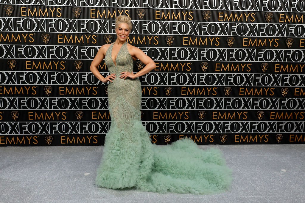 Хана УодингамАктрисата от Ted Lasso беше сред най-сексапилните на вечерта с пищна рокля на Marchesa с малък шлейф и много дълбоко деколте.