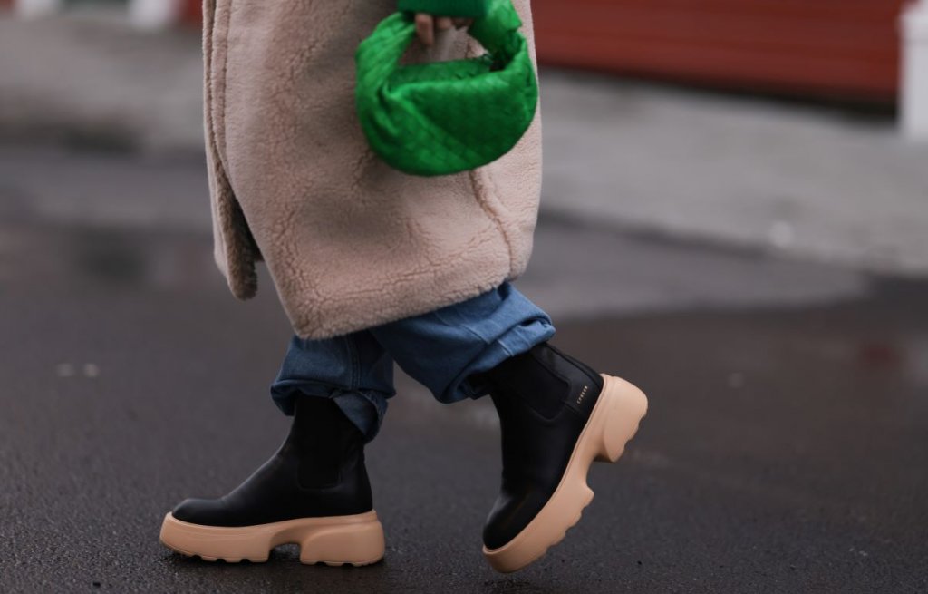 Горещата тенденция в Instagram
Малко след като се качиха по подиумите в Седмицата на модата, ботушите с вълнообразна, набраздена подметка превзеха профилите на модните инфлуенсъри по очевидната причина - дизайнът им е впечатляващ и замислен точно за зимата. Моделът е сплав между естествената кожа и прозрачната гумена подметка със силно изразени грайфери, които улесняват ходенето в снега и леда.