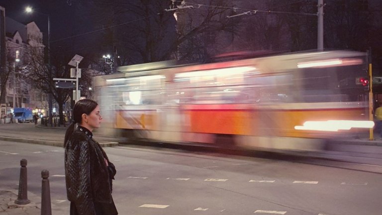 В цветовете на нощта.