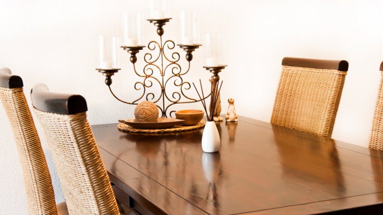 Винтидж свещникСвещниците са изключително приятна декорация, която понякога обаче пренебрегваме по незнайни за нас причини. Тази есен пък на мода са свещници с умишлено състарен вид, а още по-добре ще е, ако са автентични антики. Всъщност в магазините за винтидж стоки можете да намерите прекрасни находки, с които да украсите есенната си трапеза или уютната вечер вкъщи на свещи.