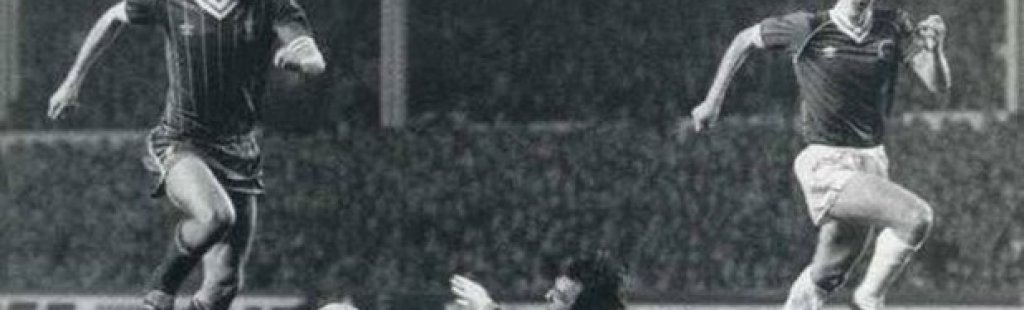 
Глен Кийли, Евертън
Кийли дебютира за Евертън в градското дерби с Ливърпул и бе изгонен след 22 минути. Това става през 1982-а, когато е привлечен от "карамелите" под наем. Защитникът е изгонен за нарушение срещу Кени Далглиш, след като го хваща за фланелката и предотвратява голова ситуация. Евертън губи с 0:5, а Кийли никога повече не влиза в игра за отбора.
