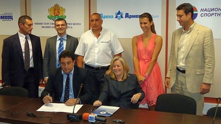 Председателят на Българската федерация по тенис Стефан Цветков и изпълнителният директор на Женската тенис федерация Стейси Аластър подписват договора за домакинството на Турнира на шампионките през следващите три години