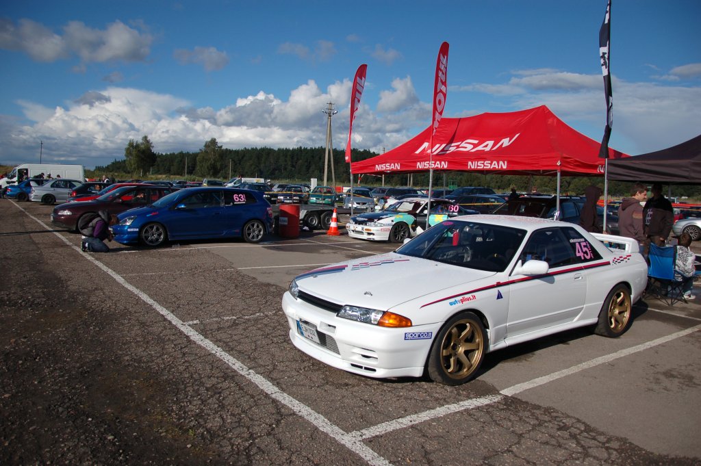 “Годзила” -  Nissan Skyline GT-R

Дълго преди да придобие масова известност в “Бързи и яростни” от 2001 г., Skyline GT-R вече има своеобразен култов статут в света на високите скорости.

Конкретно прякорът “Годзила” се появява заради абсолютната доминация, която има моделът във всички рали шампионати на Австралия и Япония през 90-те. Впоследствие популярността се разнася из целия свят, а Skyline GT-R става синоним на висок адреналин и мирис на изтъркани гуми.