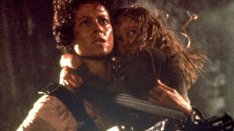 „Пришълците“
Отново Джимбо Камерън. Режисьорът с реноме на брутален и ефикасен диктатор продължи херметичния космически хорър шедьовър на Ридли Скот „Пришълецът“ по възможно най-впечатляващия начин. Камерън запазва клаустрофобичната атмосфера и пълзящия съспенс, но добавя тонове екшън и милитаристичен мачизъм. Резултатът е върховен адреналинов кик, мокрият сън на феновете на тестостероненото кино. Чудовища, картечници и една безпощадна Сигорни Уийвър. „Пришълците“ е класика, която не остарява, а отлежава.