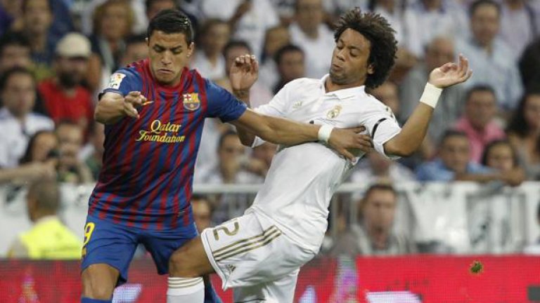 Марсело се опитва да спре новата звезда на Барселона Алексис Санчес