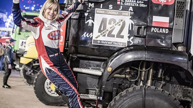 Тя участва в "Мис Вселена", а сега кара камион в Африка