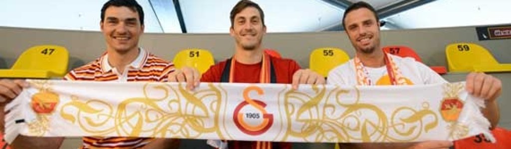 Владимир Николов: 38-годишният волейболист е дарен с три деца от прекрасната си съпруга Мая. Преди няколко години, Владо се запали по дегустация на вино и по джаза. И нещо забавно: „Фолксваген Пасат” (жълт) е нещото, което Николов си е купил с първите „по