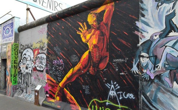 Берлин е превърнат в огромна открита галерия на най-мащабните, майсторски и изобретателни графити, които можете да видите
