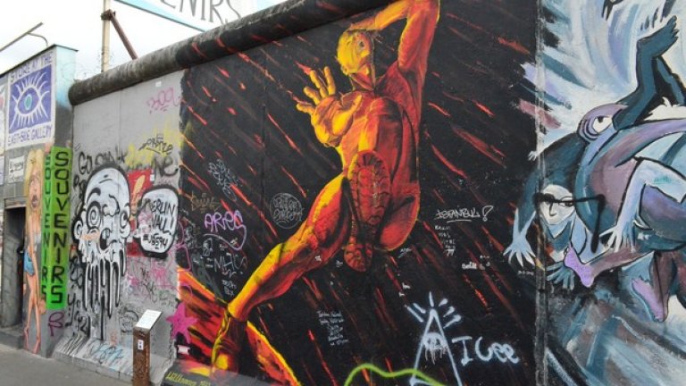 Берлин е превърнат в огромна открита галерия на най-мащабните, майсторски и изобретателни графити, които можете да видите