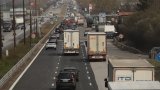 Трафикът и по пътните артерии в България, и по граничните пунктове остава интензивен