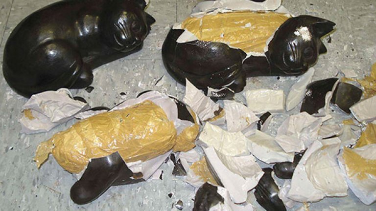 Жалко за порцелановите котенца. Ако не ги бяха напълнили с опиум, нямаше да бъдат строшени