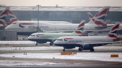 Лондонските летища масово отменят полети заради обилния сняг