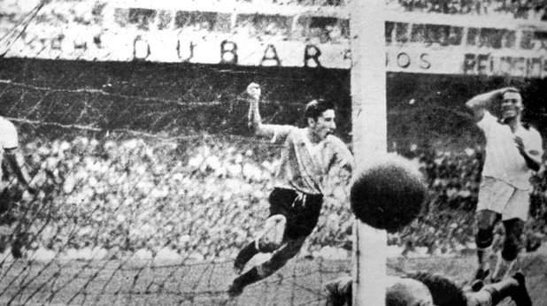 10. Бразилия - Уругвай
Уругвай побеждава Бразилия на домашното първенснво на "селесао" през 1950 г., което се смята за една от най-големите футболни трагедии в страната.