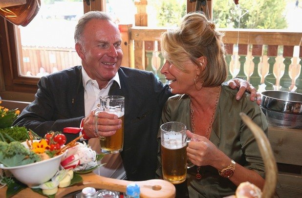 Президентът Карл-Хайнц Румениге и съпругата му Мартина са наясно с традициите на фестивала на бирата. Целият им живот мина в Байерн. 