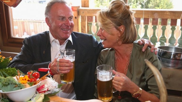 Президентът Карл-Хайнц Румениге и съпругата му Мартина са наясно с традициите на фестивала на бирата. Целият им живот мина в Байерн.
