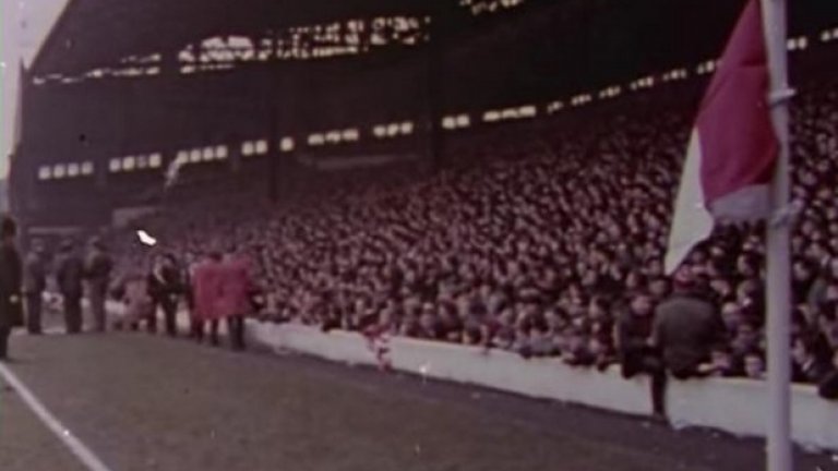 22. Ливърпул
Рекордната публика на "червените" е регистрирана на 2 февруари 1952 г., когато 61 905 по трибуните на "Анфийлд" наблюдават на живо мача с Уулвърхемптън за ФА къп. По онова време легендарната трибуна "Коп" побира около 27 000 фенове.
