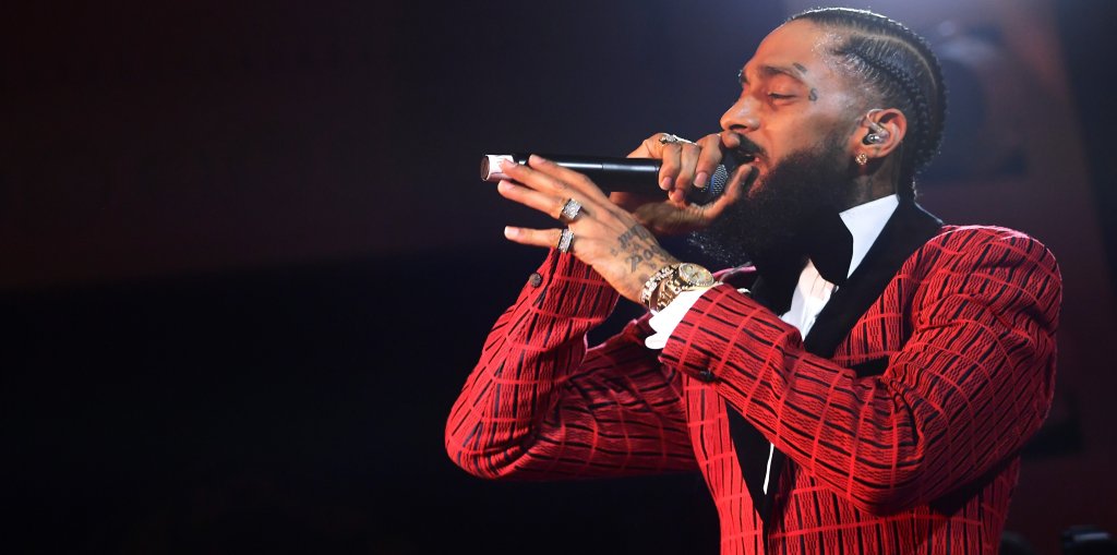 Nipsey Hussle
Роденият в семейство на бежанци от гражданската война в Еритрея Hussle израства като член на улични банди в Лос Анджелис. Пробива на музикалната сцена след 2010 г. и си партнира с имена като Drake и Snoop Dogg, а пък през 2018 и 2019 г. получава номинации за “Грами”.
Никога обаче не успява да се откъсне от миналото си. Hussle е застрелян от негов приятел, с когото заедно са членували в банда като младежи, след като рапърът го нарича “доносник”. През 2020 г. Nipsey Hussle получава посмъртно две награди “Грами”.