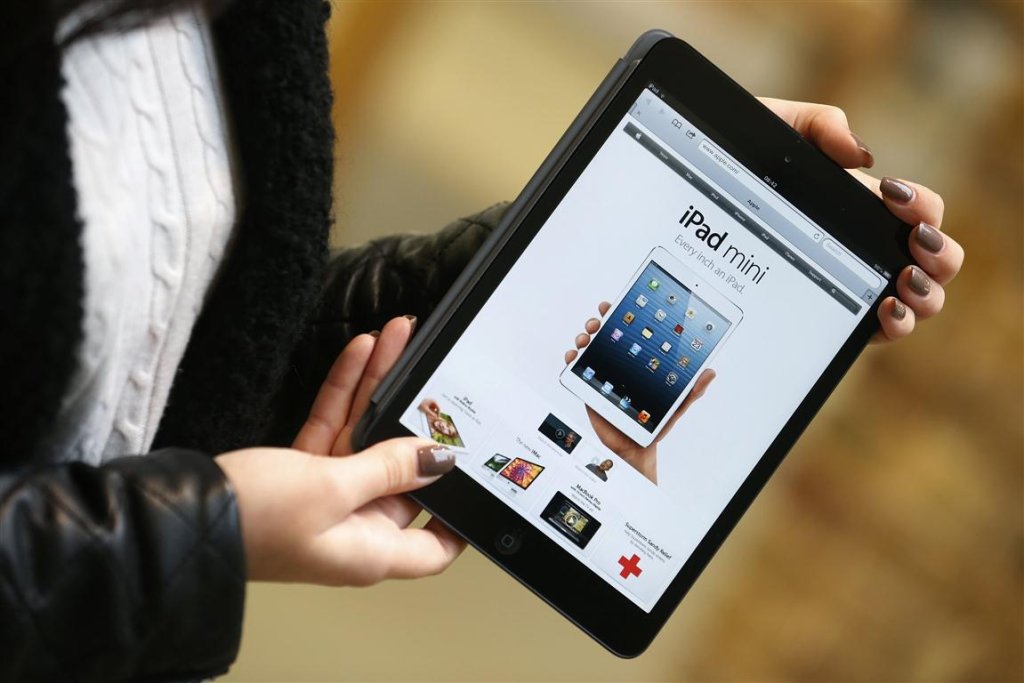 monika_merkyte_from_london_with_her_new_ipad_mini__509446d667