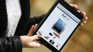 monika_merkyte_from_london_with_her_new_ipad_mini__509446d667