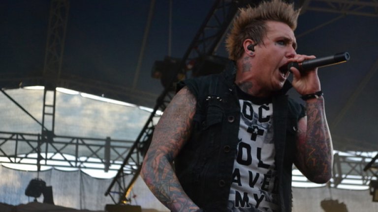 Papa Roach свириха както добре познати парчета, така и такива от новия им албум F.E.A.R.