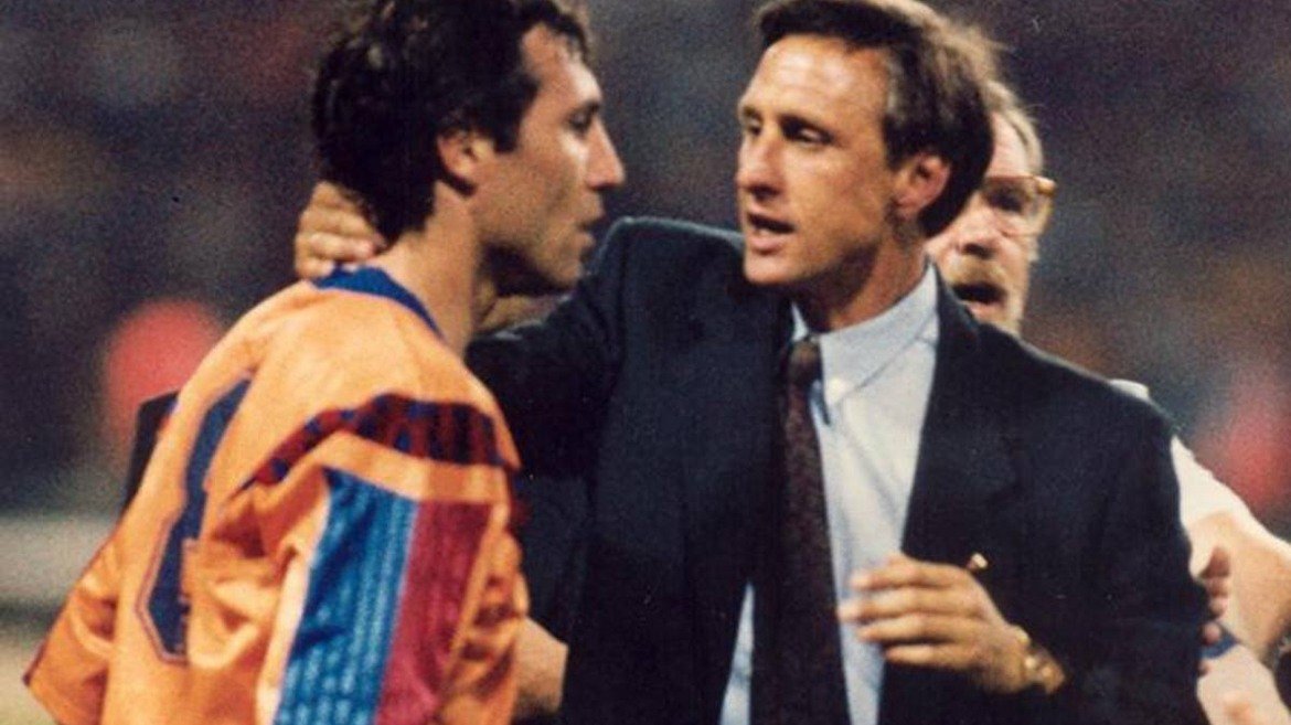 Кройф и неговият отбор на мечтите

Когато в края на 80-те Йохан Кройф поема Барселона, каталунският клуб за пръв път успява да излезе трайно от сянката на големия си съперник Реал. Холандецът сформира наричания от всички „отбор на мечтите”. В него централни действащи фигури са чуждестранни звезди като Михаел Лаудруп, Ромарио и Роналд Куман, плюс един от най-добрите футболисти на Испания в лицето на Джосеп Гуардиола, Хулио Салинас, Хосе Мари Бакеро и др. А солта и пипера в играта сипва огненият българин Христо Стоичков. Барса на Кройф печели шампионската титла на Испания четири години поред, което е ненадминат рекорд в клубната история и до днес. Отборът стъпва на европейския връх през 1992 г., когато бие Сампдория с 1:0 във финала на „Уембли”. Краят настъпва през 1995 г., когато скандалът между Кройф и Стоичков довежда до продажбата на българина в Парма, а по-късно си тръгва и самият холандец.
