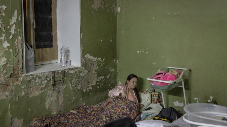 Maternity Ward Patients In Kyiv Hospital Move To Bomb Shelter Amid Russian Attack