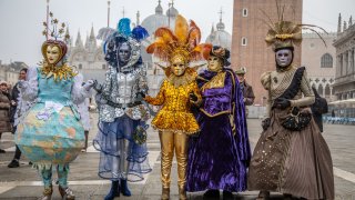 Пищна, ексцентрична и вечна: Венеция в дните на Карнавала