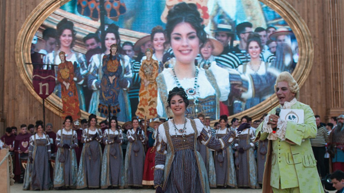 Карнавалът се открива с шествие на 12 момичета, облечени в народни носии. Това са дванайсетте Марии, най-красивите девойки, избрани да представляват града.