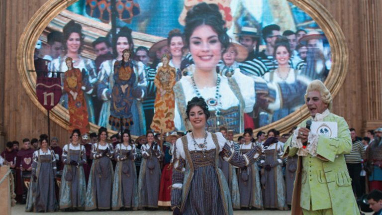 Карнавалът се открива с шествие на 12 момичета, облечени в народни носии. Това са дванайсетте Марии, най-красивите девойки, избрани да представляват града.