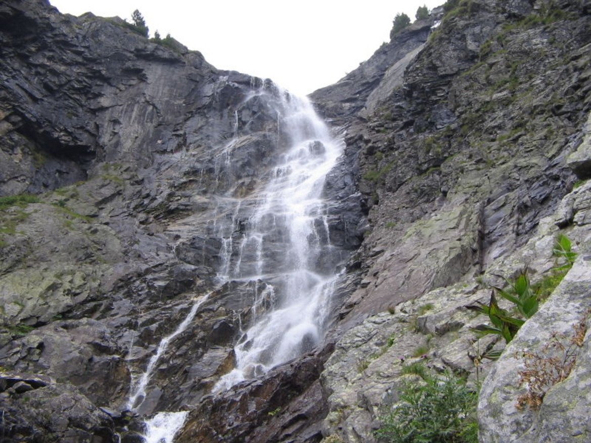 Рилска Скакавица
Скакавица е най-високият водопад в Рила и един от най-живописните в България. Височината му е 70 м. Най-лесно достъпен е през лятото - на 30 минути пеша от хижа Скакавица. През зимата замръзва напълно.
Скакавица е основен туристически обект в областта. Това се дължи на вековните гори от бяла мура, които го заобикалят.