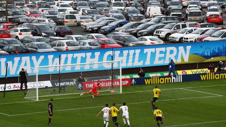 10 януари. Купа на ФА. Лиъм Серкомб от домакините бие акуратно дузпа срещу Суонзи, защото излезе ли от терена, топката трудно ще бъде намерена.